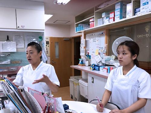 ▲先輩看護助手がしっかりと指導してくれるため、未経験の方でも不安なく仕事ができます