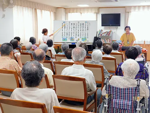 ▲講師の方を招いた音楽療法も実践