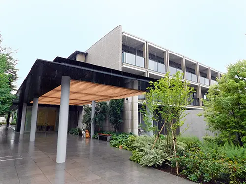 ▲エントランスの石畳。訪れる人をあたたかくお迎えします