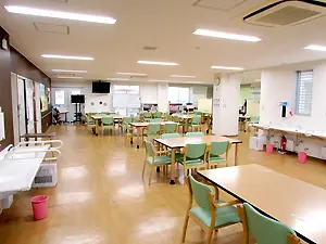 ▲院内デイ・ケア「はなもも」の様子。通所施設や訪問介護とも連携しています