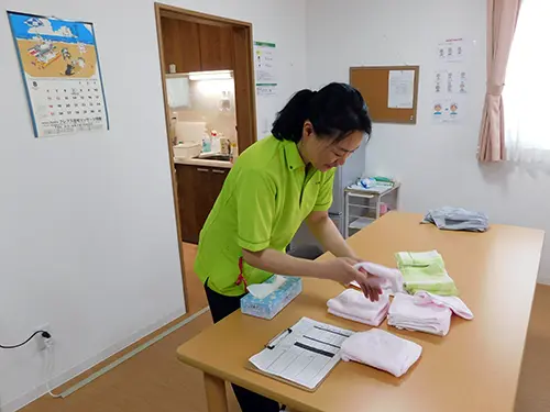 ▲入居者さまの居室に伺うために準備をしています