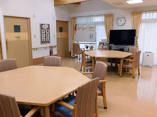 ▲気持ちが安らぐ家庭的な雰囲気の室内。利用者さまとスタッフの心の距離も近くなります