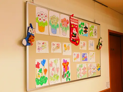 ▲多種多様なレクリエーションを実施。みんなで作成した絵を飾っています