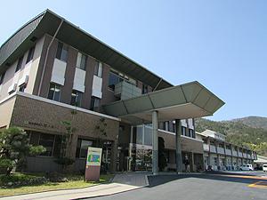 ▲京都府下の障がい児者医療の中核施設。JR嵯峨野線並河駅から徒歩15分の便利な立地です