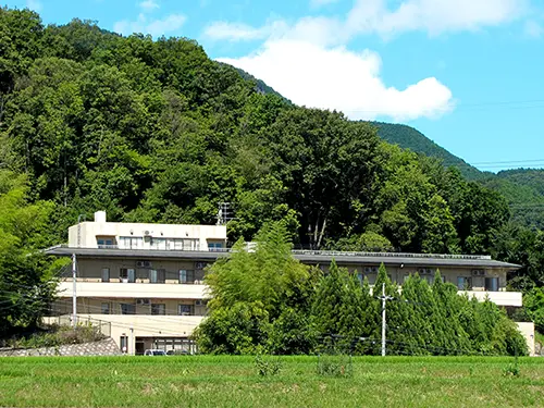 どのくらいの年齢層のスタッフさんが勤務していますか？