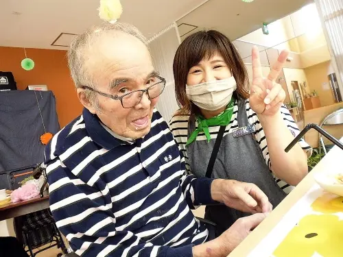 ▲管理栄養士が考えた献立を施設の厨房で手づくり。職員は1食400円で食べられます！