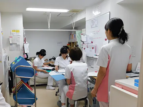 ▲定期的なカンファレンスで患者様への理解を深め、質の高い看護を提供しています