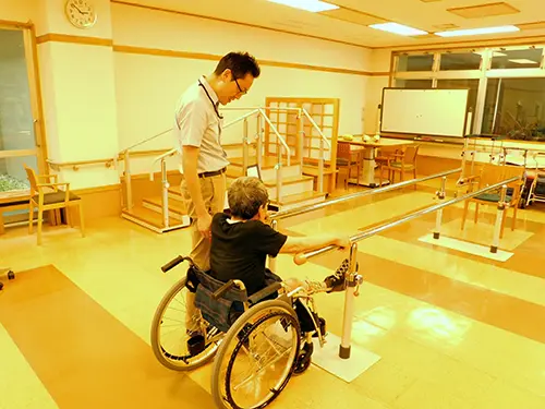▲理学療法士によるリハビリ。一人ひとりに合わせたプランをもとに行っています