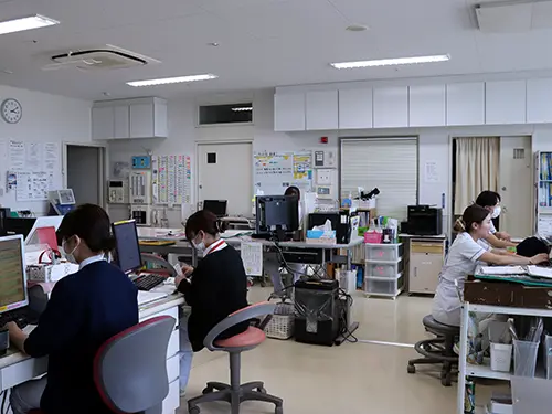 ▲残業は少なめ。無理のない働き方ができる職場です（画像は西山堂慶和病院）