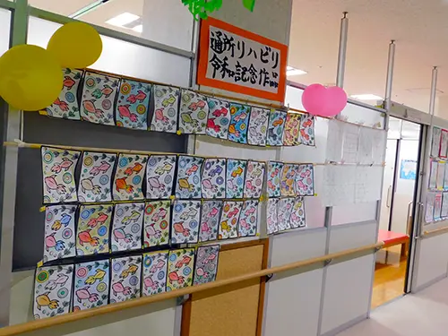 ▲通所リハビリに通う利用者さまの作品。鮮やかな色合いが綺麗です！