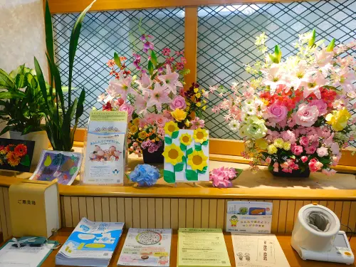 ▲たくさんのお花が、施設を明るく演出！　アットホームな雰囲気が流れています