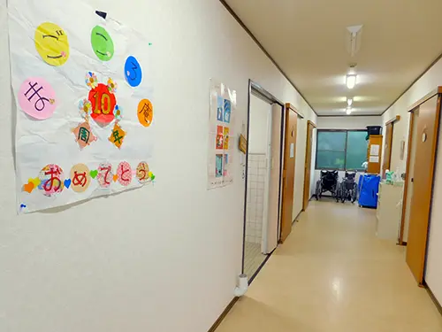▲事業所内には住宅型有料老人ホームが入っており、明るく和気あいあいとした雰囲気です