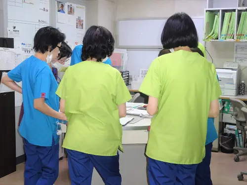 ▲各職種の職員を各病棟に配置。情報の共有や伝達がスムーズに行われています！