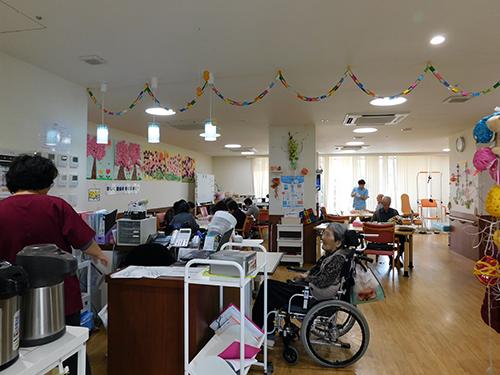 ▲10時と3時はおやつの時間。みんなで会話を楽しみます