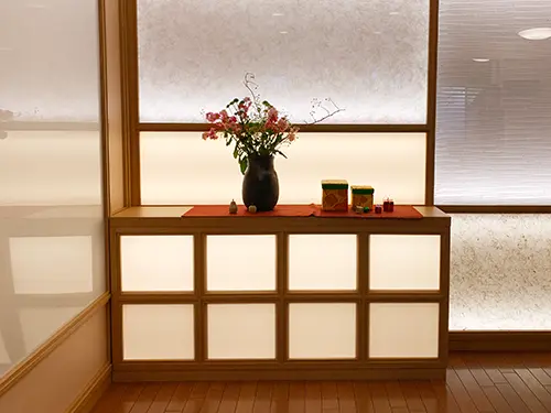 ▲季節を感じさせる生花。季節に応じた空間作りに力を入れています！