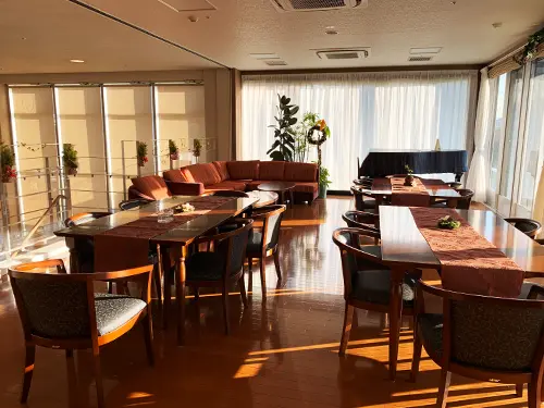 ▲ゆったり寛げる空間を演出しています。グランドピアノがあり、演奏会を開くことも